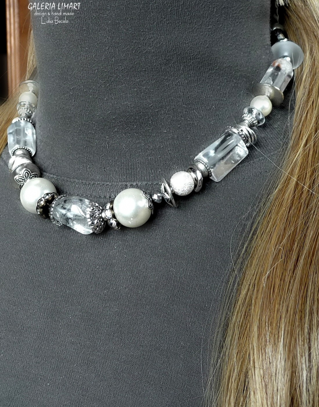 Naszyjnik i bransoletka z mixu kryształu górskiego, szklanych pereł, kryształów i elementów ozdobnych typu bali w kolorze srebrnym